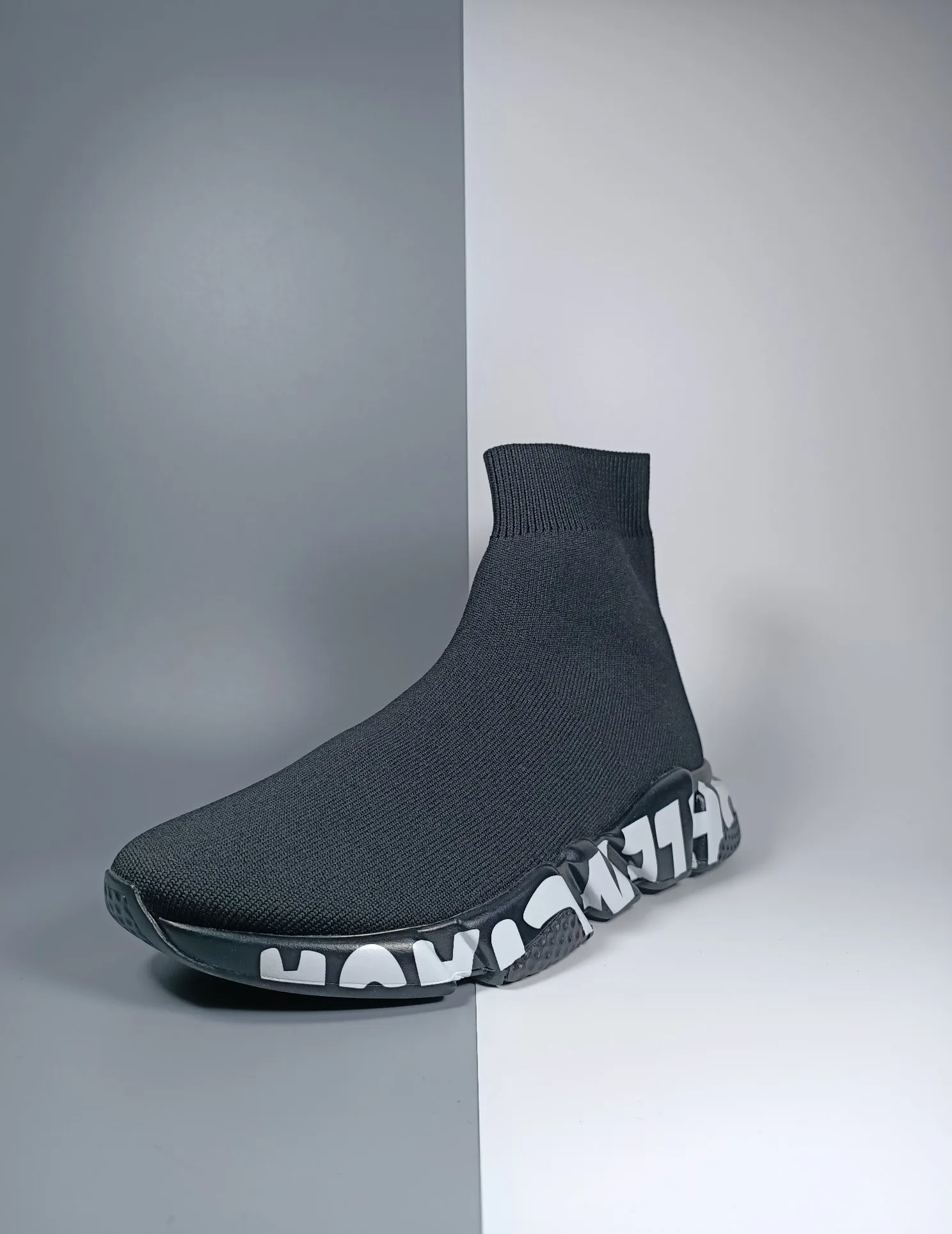 👟👟Ex-factory price 420👟👟 [Ready stock top version vacuum outsole] Balenciaga 👣Size: 35 36 37 38 39 40 41 42 43 44 45 [Socks in original packaging delivered] 🔥Balenciaga's "Speed" High-top sock-style sneakers are instantly recognizable and have ever-lasting popularity. This item is made in Italy from stretch knitted fabric. The rubber sole has excellent elasticity. Only half of the brand name printed on it is visible. Compared with the previous exaggerated and eye-catching style, it has a sense of "half-covering the face as if holding a pipa", and the brand's ingenuity in innovating the logo printing trend can also be seen.